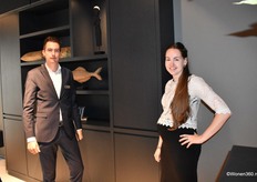 Arnoud Brakke met de (hoogzwangere) Christine Mulder van Brouwers Meubelen (BKS) voor de nieuwe, modulaire wandkast. Een opbouwconcept waar geen schroeven aan te pas komen en dat plafondhoog is toe te passen.